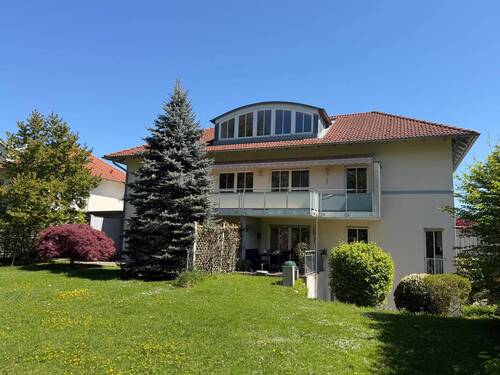 Blick zum Mehrfamilienhaus - 