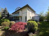 Blick zum Mehrfamilienhaus - 
