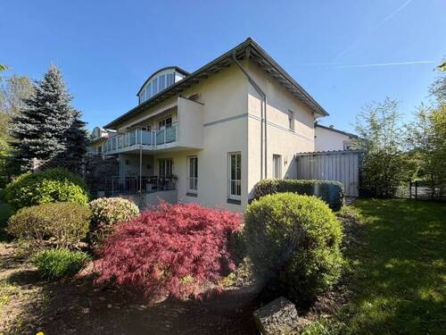 Blick zum Mehrfamilienhaus - 