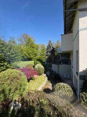Blick zum Mehrfamilienhaus - 