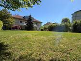 Blick zum Mehrfamilienhaus und Baugrundstück - 