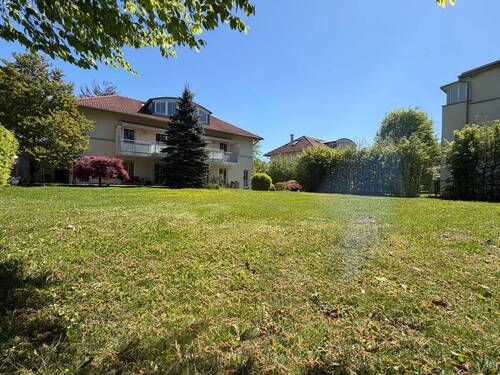 Blick zum Mehrfamilienhaus und Baugrundstück - 