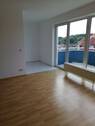 Wohnzimmer mit Küchennische - 1 Zimmer Etagenwohnung in Stralsund