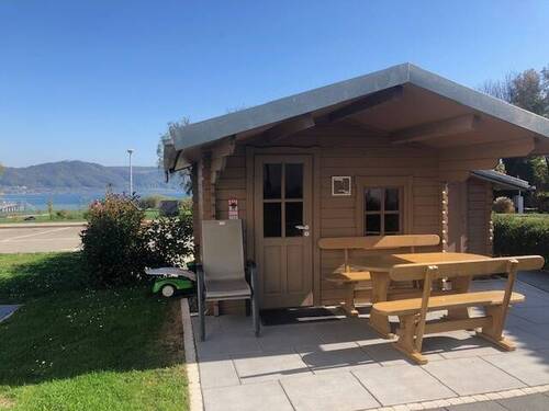 Gartenhütte mit Tischkicker und verschiedenen Spielen sowie Grillplatz zum Verweilen als Gemeinschaftsbereich.jpg - 