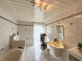 Badezimmer mit Badewanne 1. OG - 