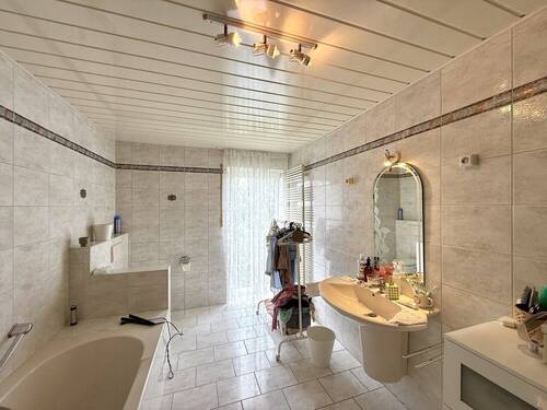 Badezimmer mit Badewanne 1. OG - 