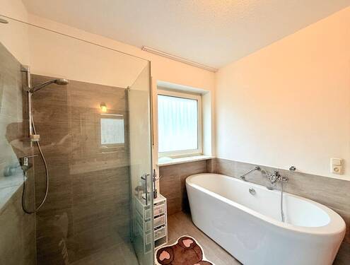Badezimmer mit Badewanne EG - 