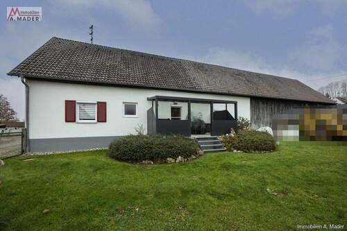 Ansicht von Hinten - Ehemaliges Bauernhaus mit Nebengebäude