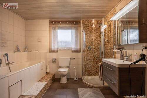 Badezimmer im EG - Einfamilienhaus mit 127,00 m&sup2; in Nordendorf zum Kaufen