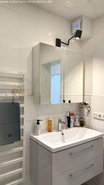 Waschtisch und Spiegelschrank - 