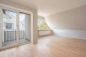 Wohnzimmer mit Balkonzugang - Saniert und bezugsfrei! Ruhig gelegene 1-Zimmer Wohnung in Wilsdruff