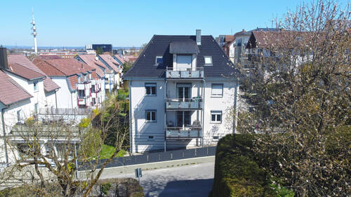 Hausansicht - 3-Zimmer-Wohnung mit Südbalkon und Stellplatz in saniertem 3-Familienhaus