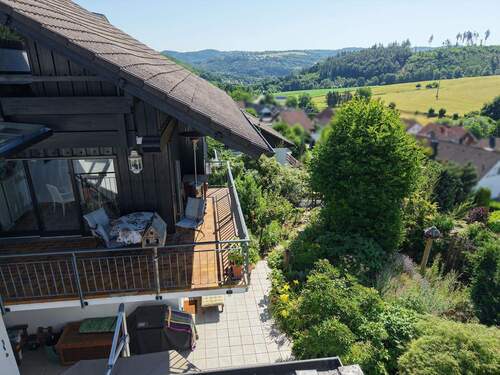 Blick Haupthaus - 7 Zimmer Einfamilienhaus in Hausen