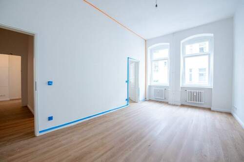Wohnzimmer - Jetzt einziehen: Stilvolle Gründerzeit-Wohnung mit Echtholz-Parkett - Saniert und Bezugsfrei!