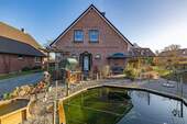 Mit Gartenteich - 