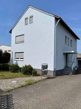 Vorderseite Haus - Sehr schöne 3 Zimmer Whg., mit großer Terrasse und Gartenbenutzung.