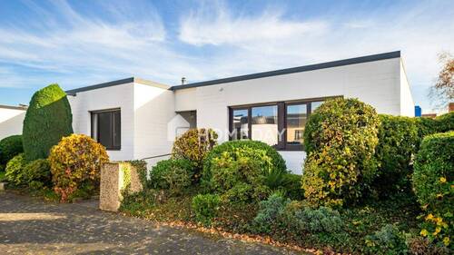 Außenansicht 1 - Winkelbungalow mit nicht einsehbarem Garten, Südwestterrasse und 2 Garagen in Bonn