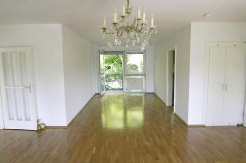 Wohn- und Essbereich - Helle 4-Zimmer-Wohnung mit Garten, Balkon & Stellplatz in Fürth