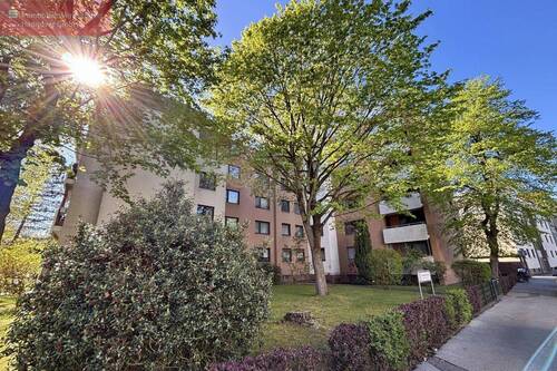 Vorderansicht des Hauses - Wohnen mit tollem Weitblick! - 229.000,00&nbsp;EUR Kaufpreis, ca.&nbsp; 65,00&nbsp;m&sup2;&nbsp;Wohnfl&auml;che