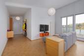 Wohnzimmer und Diele - 3 Zimmer Etagenwohnung zum Kaufen in Karlsruhe / Hohenwettersbach