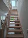 Moderne Vollholztreppe zum OG. - 