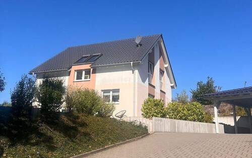 Ansicht mit Carport. - Friedewald - EFH am Ortsrand mit Aussicht in bevorzugter Wohnlage mit Aussicht!