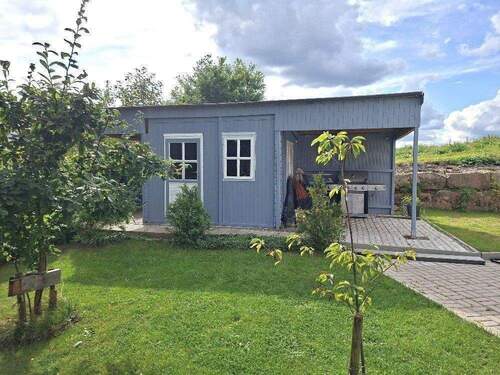 Gartenhaus mit überdachtem Grillplatz. - 