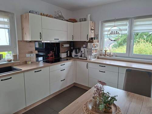 Größere Wohnküche mit Speisekammer. - 