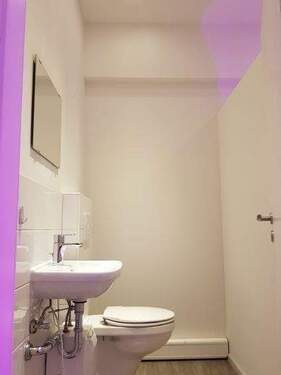 Geräumiges modernes WC - 