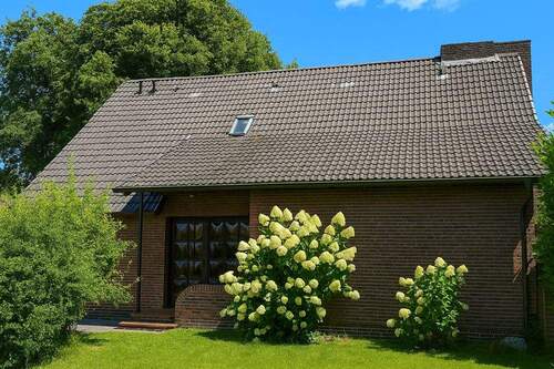 Straßenansicht - Familienhaus mit Aussicht - 240.000,00 EUR Kaufpreis, ca.  129,00 m² Wohnfläche