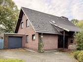 Seitenansicht mit Garage und Zufahrt - 5 Zimmer Einfamilienhaus in Jever