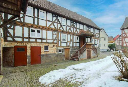 Innenhof - 5 Zimmer Einfamilienhaus zum Kaufen in Ebsdorfergrund