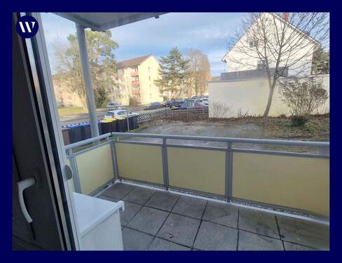 Titel Balkon - In guter Lage mit Balkon: renovierte 2-Zimmer-Wohnung, Tageslichtbad + Wanne, Vinyl-Boden, Essküche