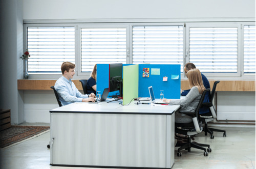 Schreibtischplatz mit Besprechungsraum - 