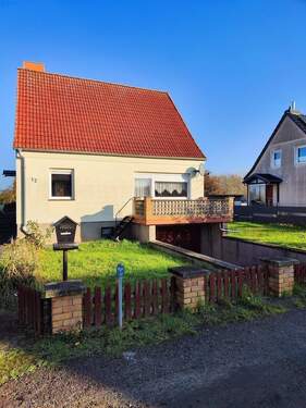 Hausansicht - +++ IDYLLISCHES, SANIERUNGSBEDÜRFTIGES HÄUSCHEN MIT SCHÖNEM GARTENGRUNDSTÜCK – UNWEIT VOM STRELASUND +++