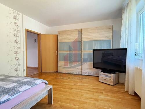 Im unteren Bereich findet sich ein Schlafzimmer - 