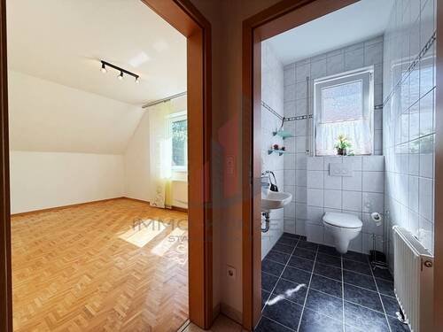 gelangen Sie in ein weiteres Zimmer und WC - 
