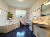 Das Badezimmer mit Whirlpool Badewanne - 
