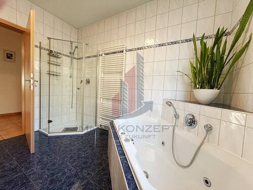 und Dusche samt Badheizkörper - 