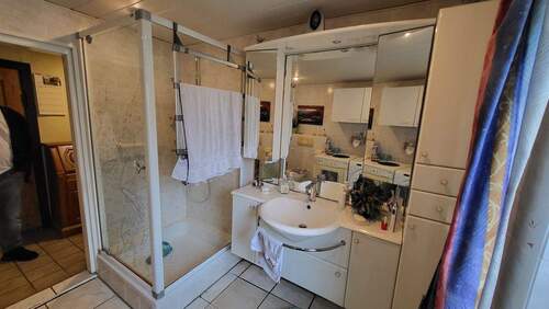 Bad mit Dusche und Fenster.jpg - 
