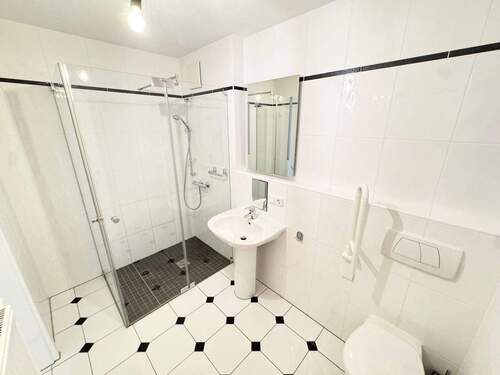 Bad mit Dusche u. WM-Anschluss - 