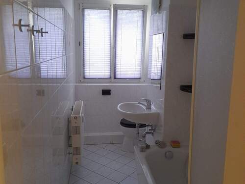 Tageslichtbad mit Wanne - 