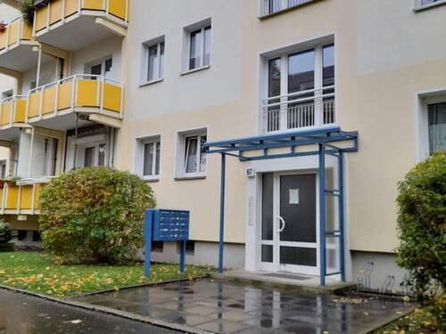 Hauseingang - Helle und praktische 2 RWE mit Balkon!