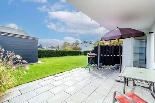 Blick zum Gartenhaus - 