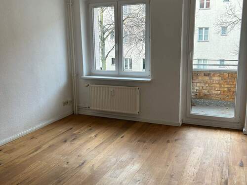 Wohnzimmer mit Balkon - 2 Zimmer Wohnung im grünen Johannisthal zu verkaufen