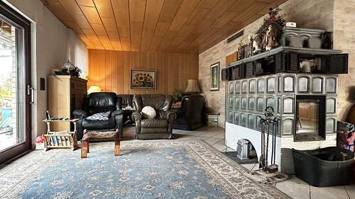  Wohnzimmer mit Kachelofen - 