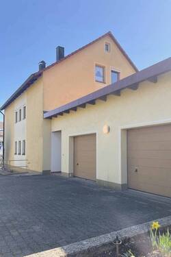 Außenansicht Eingangsseite mit Doppelgarage - 7 Zimmer Mehrfamilienhaus, Wohnhaus zum Kaufen in Betzenstein