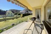 Terrasse mit Blick in den Garten - 