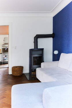 Wohnzimmer mit Kaminofen - 5 Zimmer Etagenwohnung in Hamburg