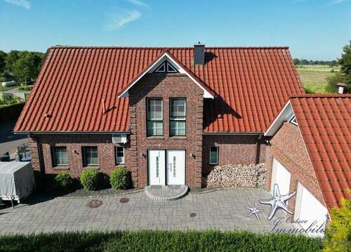 Hauseingang - 8 Zimmer Mehrfamilienhaus, Wohnhaus zum Kaufen in Schönberg